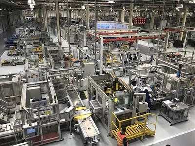 名爵HS世界級發(fā)動機比領(lǐng)克01和WEY VV6強多少一一探訪上汽臨港工廠