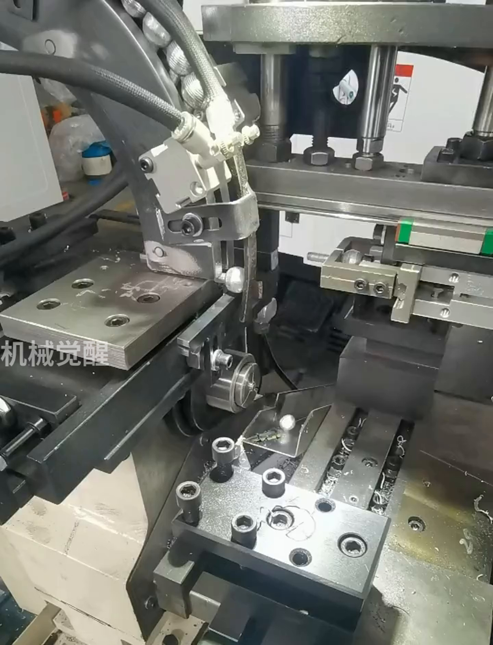 機(jī)械手臂來(lái)上下料,自動(dòng)車床配上振動(dòng)盤,車球頭加工更高效