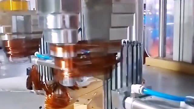 機(jī)器代替人工的時(shí)代已經(jīng)來臨,工廠里的機(jī)械加工銅線,比人工效率高很多倍